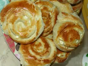 Улитки из теста с брынзой и оливковым маслом