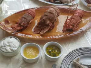Лобстер с тремя соусами