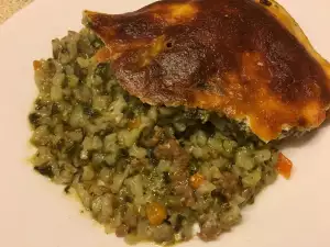 Рис с мясным фаршем и шпинатом в духовке