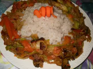 Белый рис с овощами на сковороде