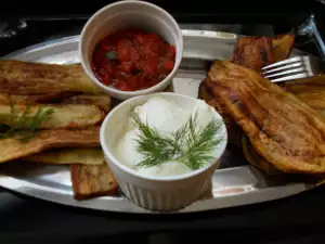Жареные баклажаны с кабачками в томатном соусе