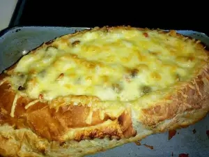 Фаршированный хлеб с курицей и грибами