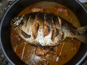 Запеченный карп с ореховой начинкой