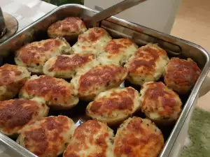 Картофельные лодочки с солеными огурцами, кукурузой и грибами