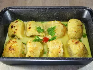 Куриный рулет с беконом и сыром в белом соусе