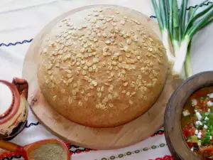 Цельнозерновой хлеб с овсяными хлопьями в керамической кастрюле
