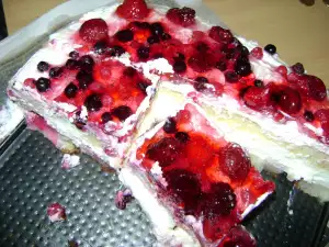 Торт из печенья с густым кислым молоком и замороженными ягодами