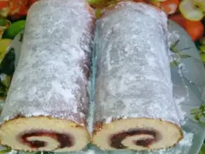Быстрый рулет с начинкой из клубничного джема
