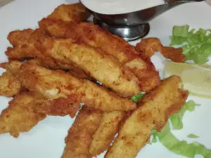 Куриное филе с панировочными сухарями и пармезаном с чесночным соусом