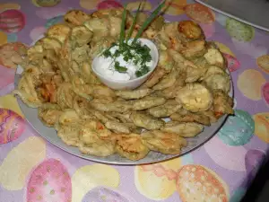 Панированные кабачки с укропом и чесночным молоком