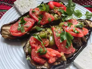 Туфельки из баклажана с помидорами и грибами