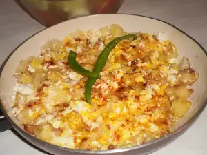 Жареные яйца с луком и картофелем