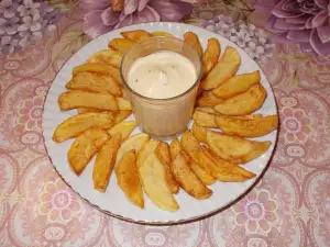 Жареная картошка с соусом Цезарь