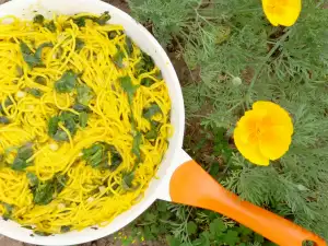 Золотые жареные спагетти с мангольдом и портулаком