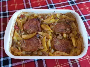 Запеченные отбивные с картофелем, вялеными томатами и луком-севком