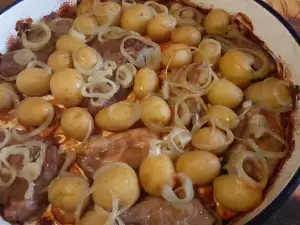 Стейки с молодым картофелем и луком