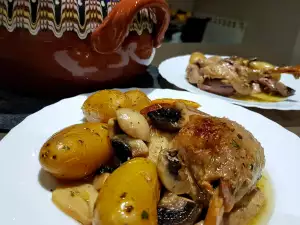 Утка с грибами в глиняном горшке