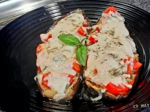 Запеченные баклажаны с помидорами и моцареллой