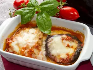 Баклажаны с мясным фаршем и томатным соусом