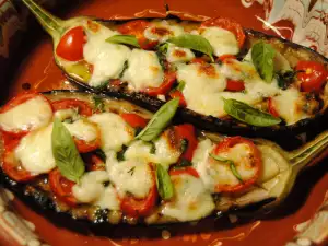 Печеный баклажан с брынзой и чесноком