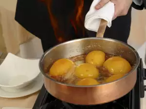 Как приготовить карамелизированные персики?