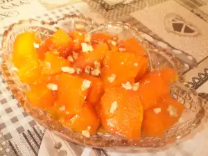 Вареная тыква с корицей, грецкими орехами и изюмом