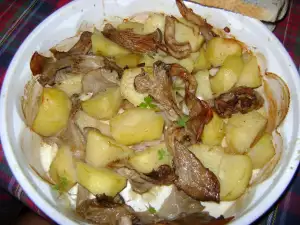 Вешенки с чесночным картофелем в духовке