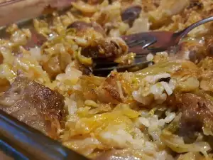 Капуста с рисом и мясом в духовке