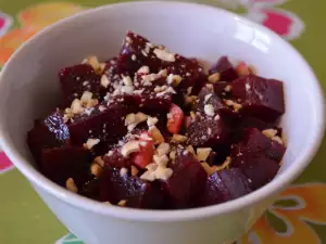 Печеная свекла с чесноком и грецкими орехами