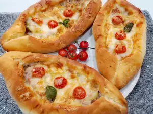 Пиде с мясным фаршем и сыром