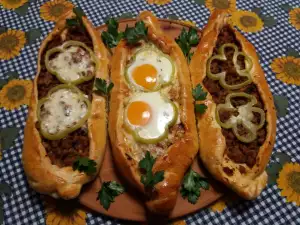 Домашние пиде с мясным фаршем и яйцами