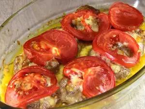 Пикантные котлеты с помидорами