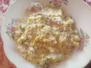 Куриное мясо с брокколи, сметаной и луком-пореем