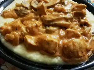 Курица с грибами, репчатым луком и сливками