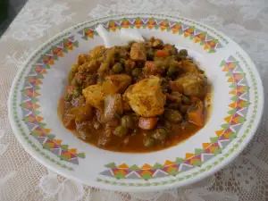 Рагу из куриного филе с горохом и морковью