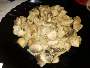 Куриное филе с луком и грибами