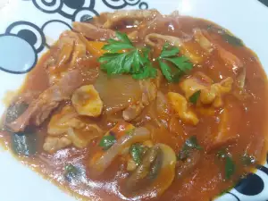 Курица по-охотничьи с солеными огурцами и грибным соусом