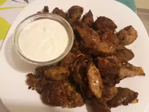 Хрустящая куриная печень с чесночным соусом