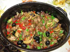 Куриные сердечки с грибами и оливками