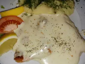Куриное филе под чесночно-молочным соусом
