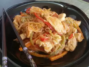 Куриное мясо в сковороде вок