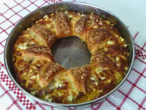 Венок-пиццa с желтым сыром, брынзой, колбасой и лютеницей