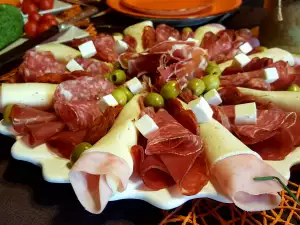 Праздничная тарелка с сухими закусками