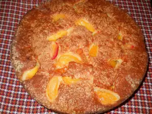 Сладкий фруктовый пирог с персиками