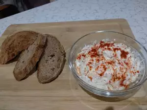 Острая закуска из брынзы, чеснока и сметаны