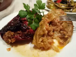 Постные голубцы и фаршированный перец в глиняном горшке