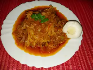 Свежая капуста с морковью и помидорами в духовке