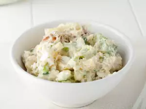 Салат с картошкой, капустой и майонезом