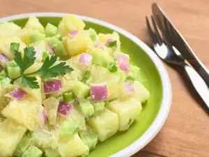 Баварский салат с картофелем и огурцами