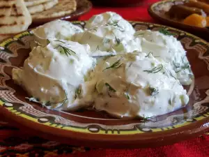 Молочный салат с огурцами